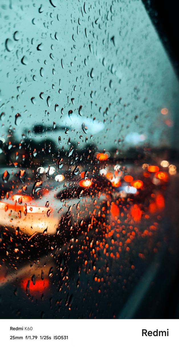 在下雨的时候,一个人坐在公交车上,窗外是模糊的雨滴,像是失落的泪珠