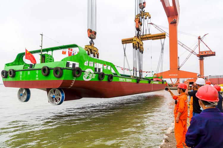 国内首艘内河电动集装箱船江苏泰州下水