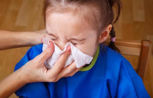 抵抗力较弱,例如感冒或者室内较为干燥等容易导致宝宝鼻子不通气,身体