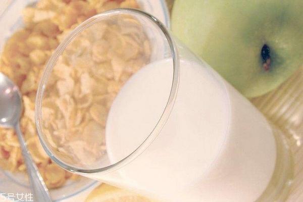 牛奶为什么有助于睡眠 因为这两个成分