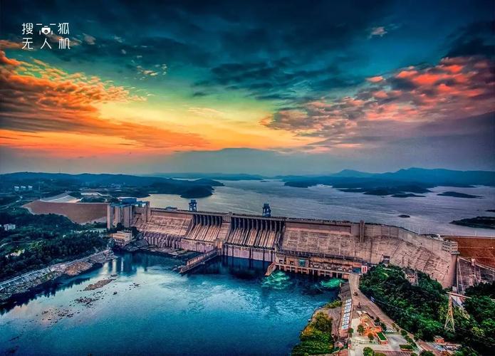 作品《丹江口》 被日出的霞光所照耀的丹江口大坝.