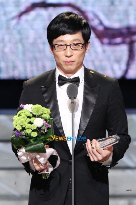 刘在石作为韩国第一mc,出道至今,在三大台年末的演艺大赏累计获得了15
