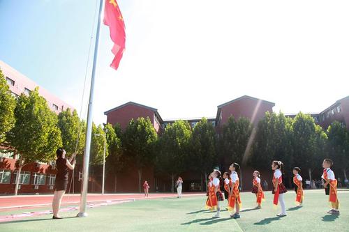 五星红旗从这里升起—北京王府幼儿园开学典礼 | 北京王府学校官网