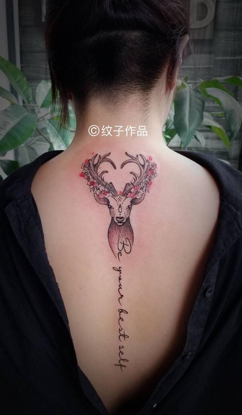 鹿头加英文纹身图片_背部水彩纹身图案