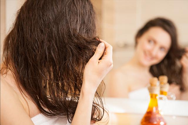 护发精油一般不需要洗掉,洗掉可能会导致头发干枯.