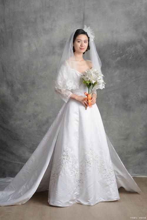 而婚纱作为新娘最为重要的服装之一,不仅要让人穿上后感觉美丽,更需要