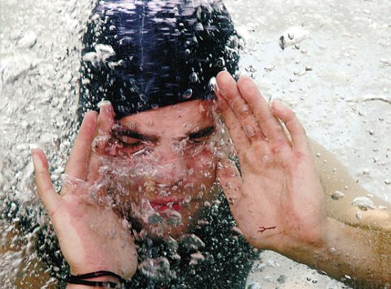 匈牙利逃脱专家创造水下无氧生存纪录10月10日,在美国好莱坞,匈牙利