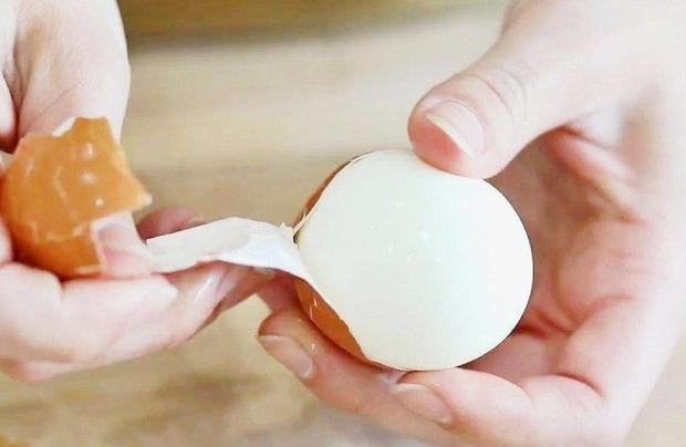 鸡蛋煮熟后其实不需要用冷水冲教你正确做法蛋壳好剥又完整