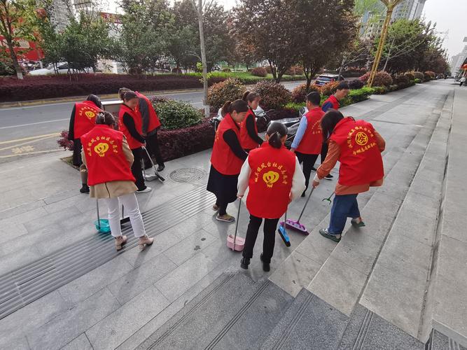 城关镇凤台社区开展迎五一环境整治文明实践志愿服务活动