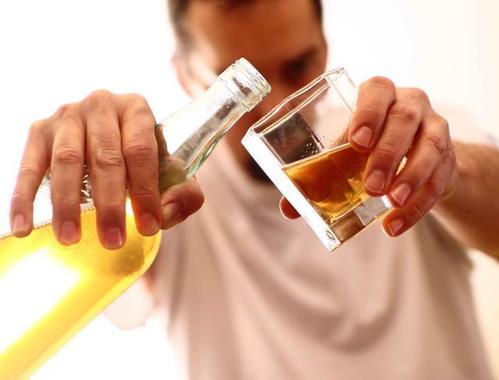 长期酗酒的人,身体出现5个特征,当心酒精肝已转肝硬化!