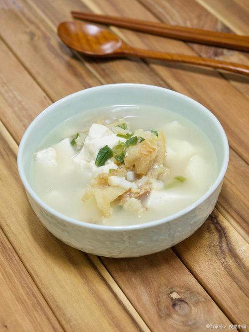 今天,我们就来介绍一下白玉豆腐汤的家常做法.