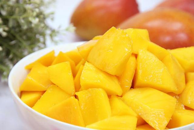 吃一点芒果会很快缓解症状,而且吃芒果还可以提高自身免疫力,预防感冒