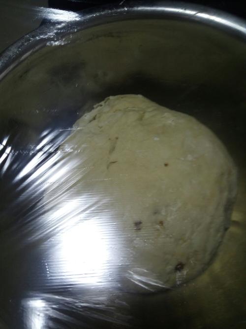 揉好的面团用保鲜膜盖好,30几度的温度需要发酵两个小时.