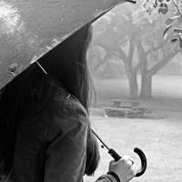 在阳光下在雨中唯美打伞女生头像青春又靓丽很有意境又好看