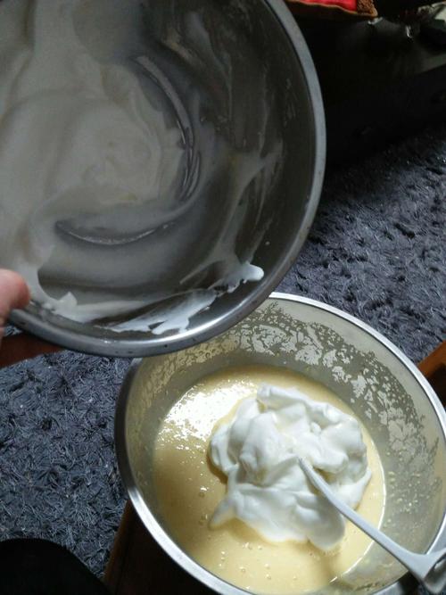 放入一半的奶油状蛋清上下拌匀