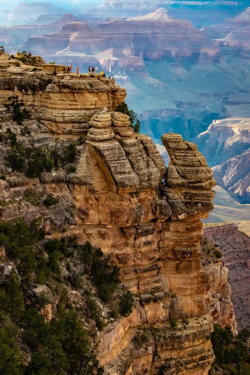 大峡谷位于亚利桑那州,分南北两部分,是美国自然景色的代表,世界上