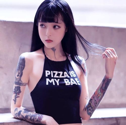 纹身女孩酷酷的也可爱