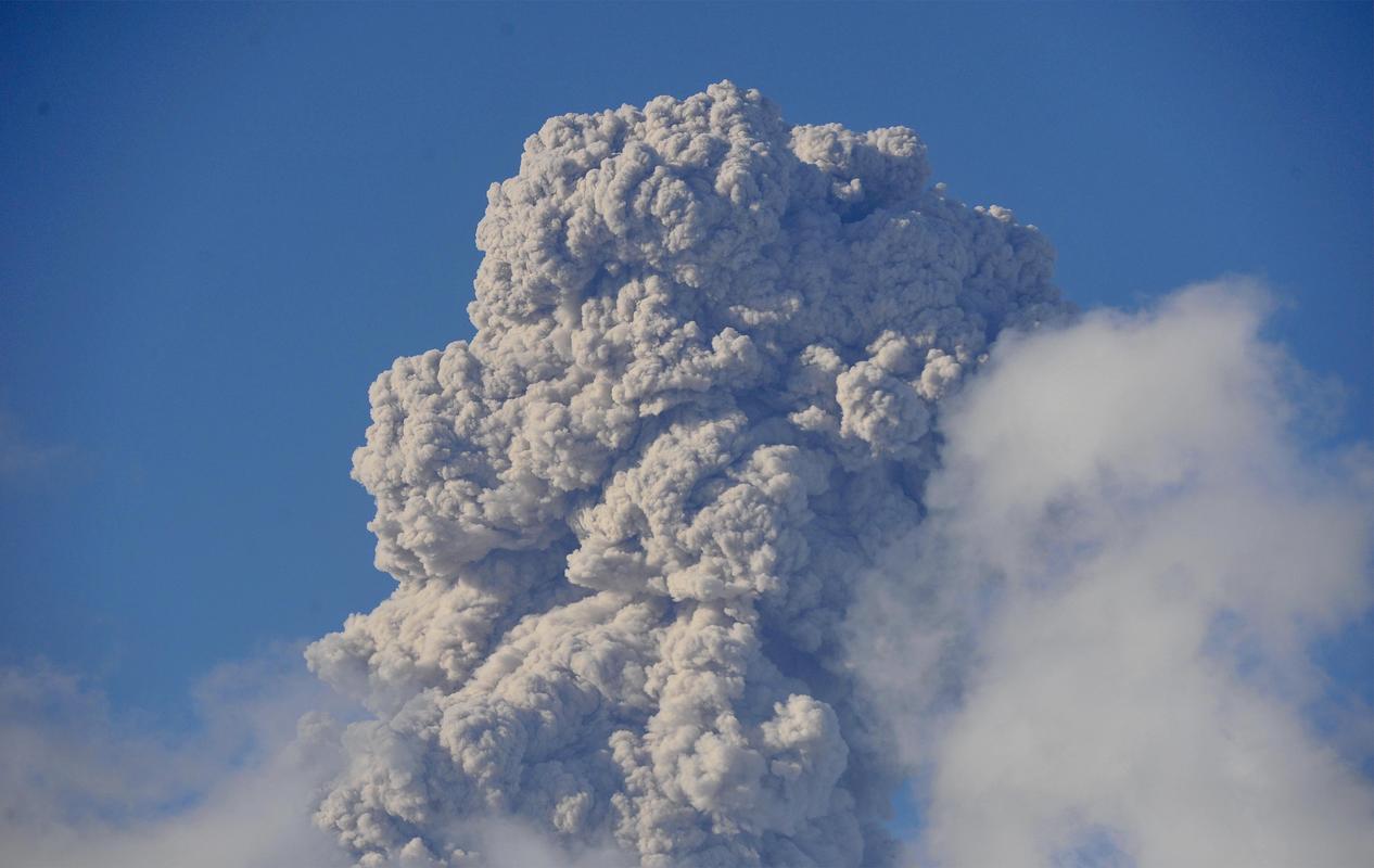 印尼阿贡火山持续喷发(1)