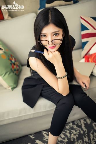 台湾美女coco黑丝高跟眼镜妹性感职业装写真图片