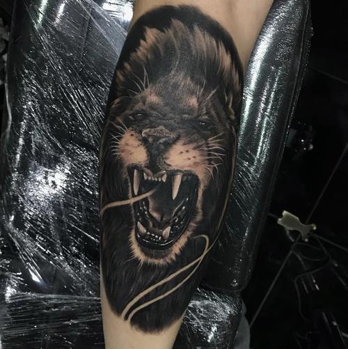 小腿黑灰写实雄狮纹身图案