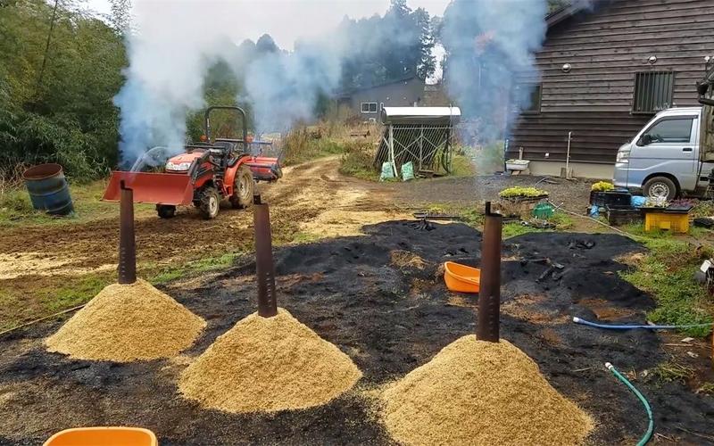 神奇的稻壳炭,连焖带烤才能制作,倒在土里能够增加肥力