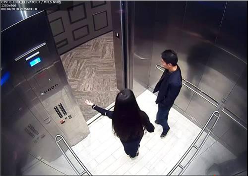 图片来源:警方公布电梯间监控照片