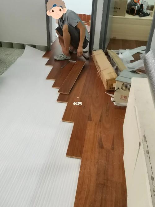 贫穷窟女孩必备木地板安装师傅