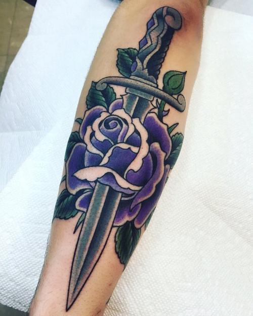 男生手臂上彩绘水彩素描创意文艺花朵匕首纹身图案