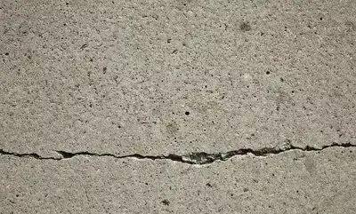 导致混凝土硬化时收缩量增加,结构出现网状或长短不一的不规则裂缝