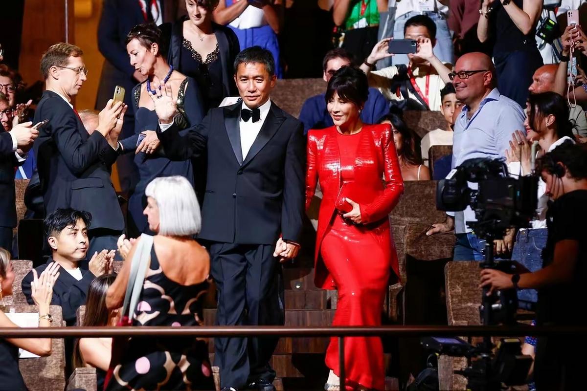 梁朝伟和刘嘉玲携手出席第80届威尼斯电影节终身成就金狮奖颁奖礼