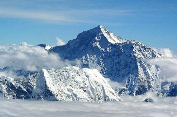 的边境线上,是喜马拉雅山脉的主峰,也是中国和世界海拔最高的山峰,其