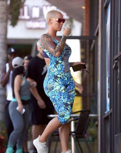 女星艾波罗斯穿蓝色豹纹运动服亮相街头她的造型个性十足
