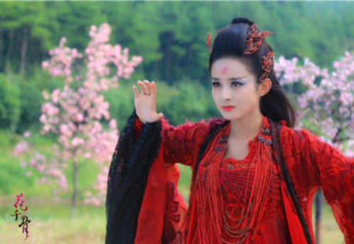 直到2015年《花千骨》,28岁的赵丽颖再次爆红.