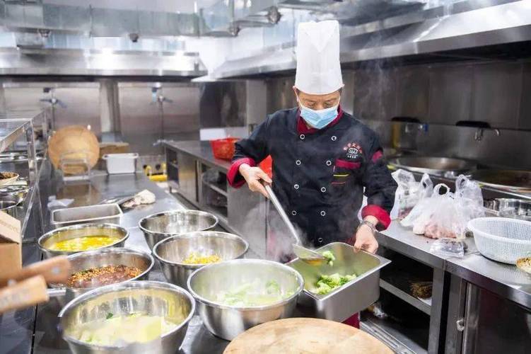 11月16日,在武陵区长者大食堂厨房,工作人员在备菜