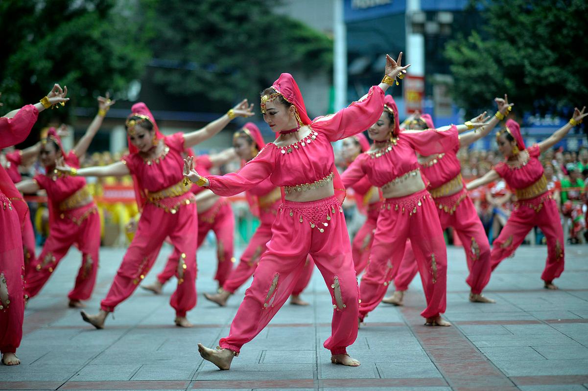 镜头里的春天# 春游岳阳,舞蹈演员们身着各具特色的民族服饰,翩翩