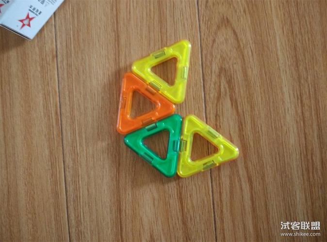 磁力片怎么拼飞机，就正方形和三角形