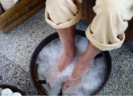 盐水泡脚治脚气,这是因为食盐有很好的杀毒除菌功效,而把食盐放入热水