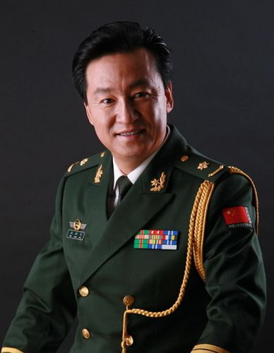 聂建华,国家一级演员,武警文工团歌唱家,大校军衔.