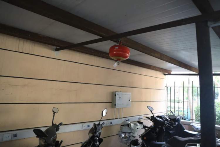 目前,南翔镇8个农民集中住宅区的非机动车停车棚内悬挂式悬挂式干粉