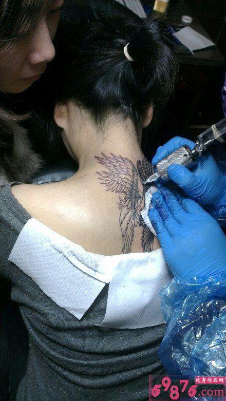 女生颈部翅膀纹身图案过程图片