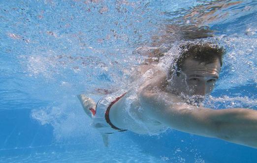 游泳不慎对眼睛的伤害 游泳睁眼及其注意事项