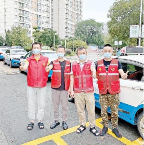 武汉两对亲兄弟组建志愿者车队 每天30多趟接送社区居民