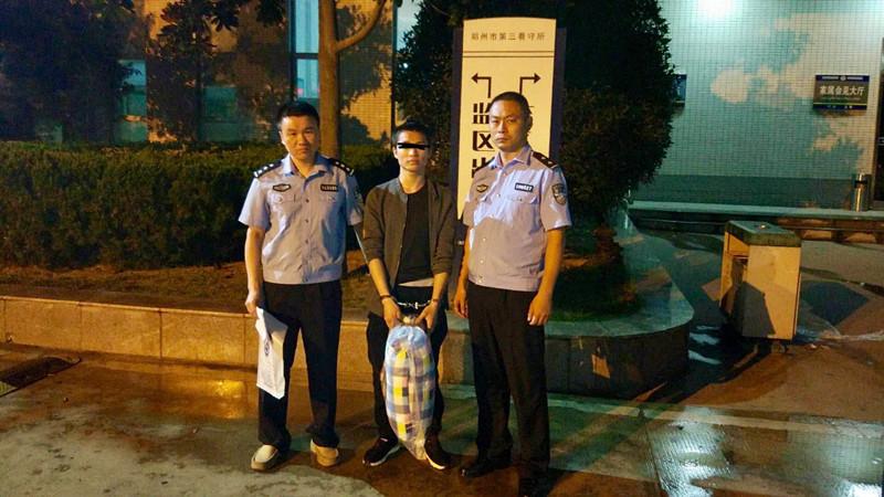 男子网吧偷手机 警察利用高科技抓人__凤凰网