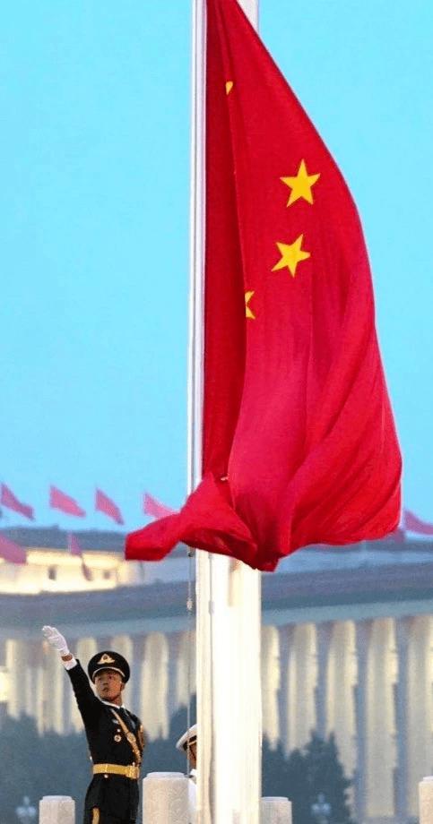 青海大学团委) 迎着清晨第一缕阳光 鲜艳的五星红旗 与太阳一同升起