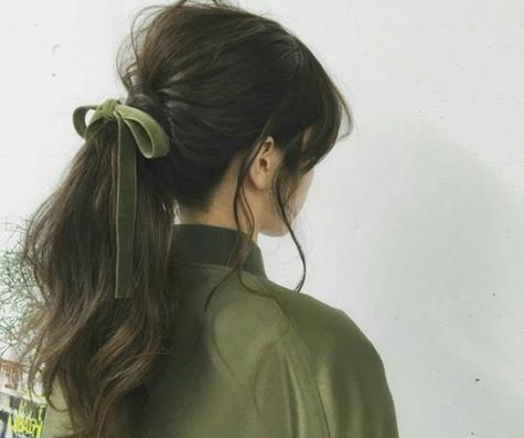 秋季长发女生日系日常马尾辫扎法 慵懒与灵动完美结合的淑女扎发