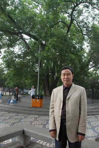 县市区域报十佳编辑  王福田在新闻学教材中,新闻工作者被誉为站在