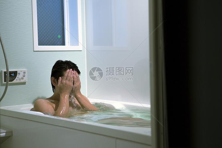 浴缸夜晚时光刷新男人洗澡高清图片下载-正版图片502048945-摄图网