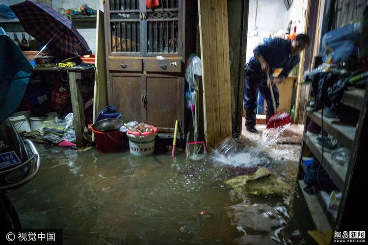 7 无锡暴雨致多地积水严重 居民家中被淹