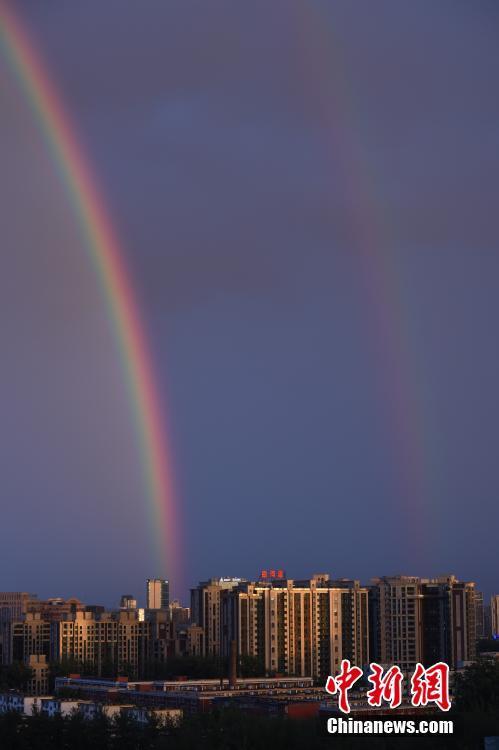 西边日落东边雨北京出现双彩虹
