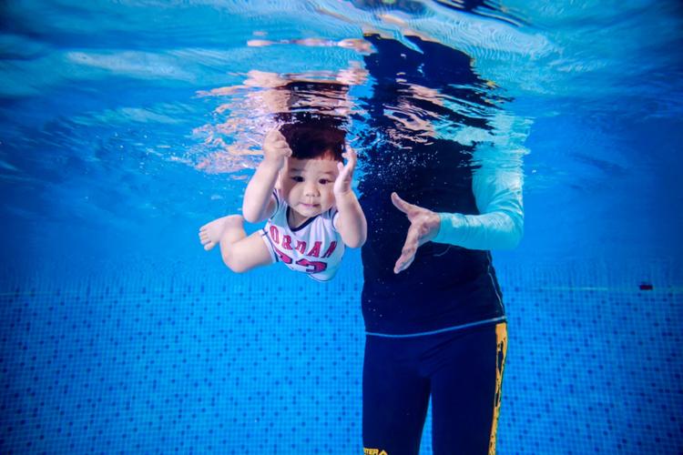 如果已经在亲子游泳的家长,绝对不要因为孩子不潜水就放弃哟.